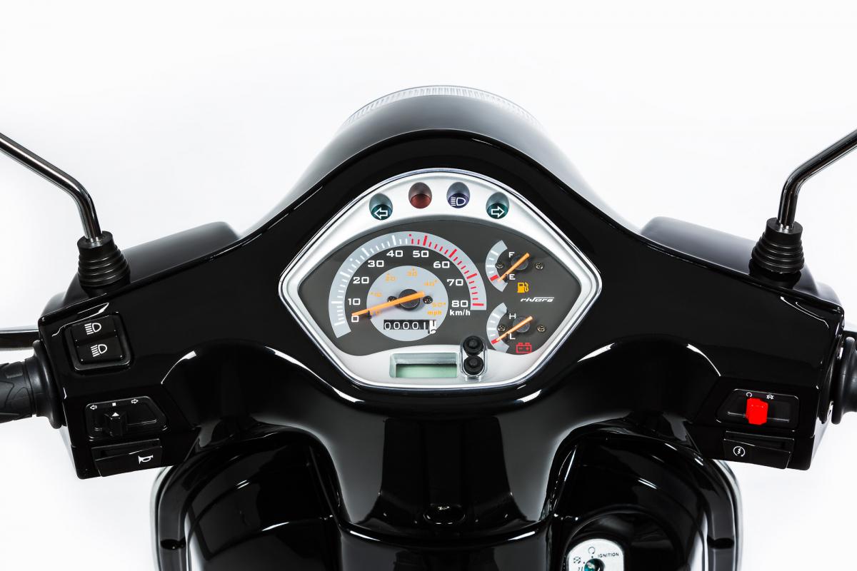 Cockpit der Rivero Toscana 50 mit Tacho und Tankanzeige
